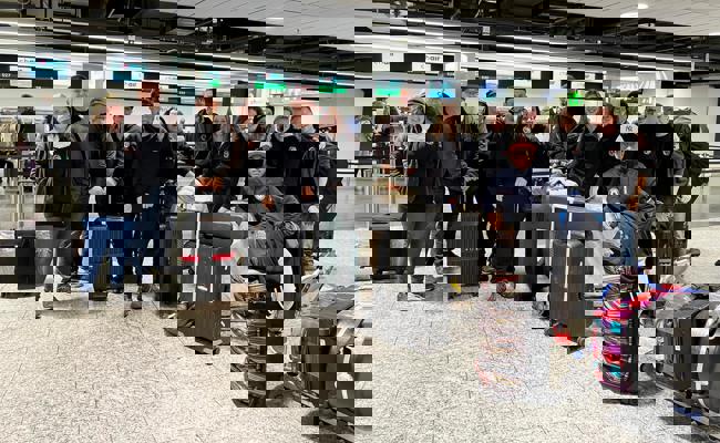 Guggesuuser feiern Fasnacht am Meer unter Palmen