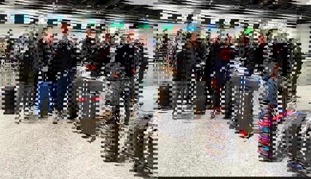 Die Guggesuuser am Donnerstagmorgen am Flughafen Zürich vor ihrem Abflug.