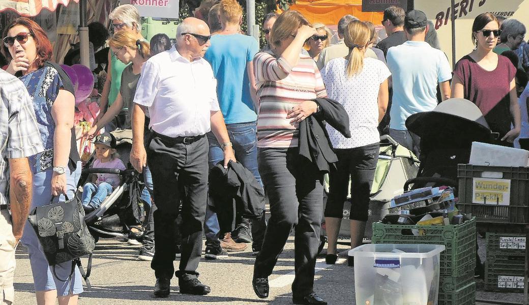 Viele Leute nutzten das schöne Wetter für einen Besuch der Kilbi . . . 