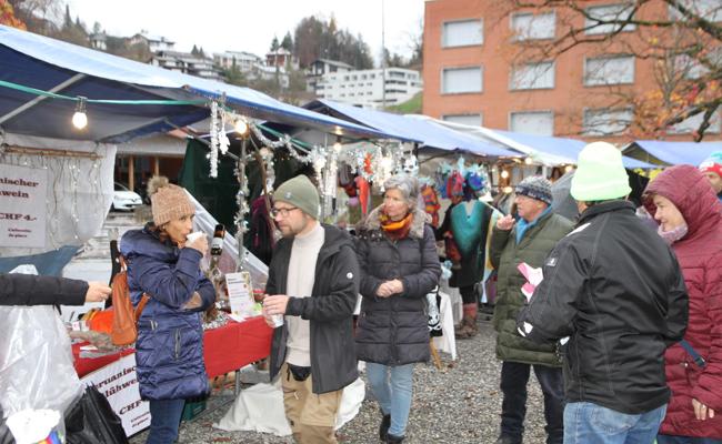 Adventsmarkt mit Programm