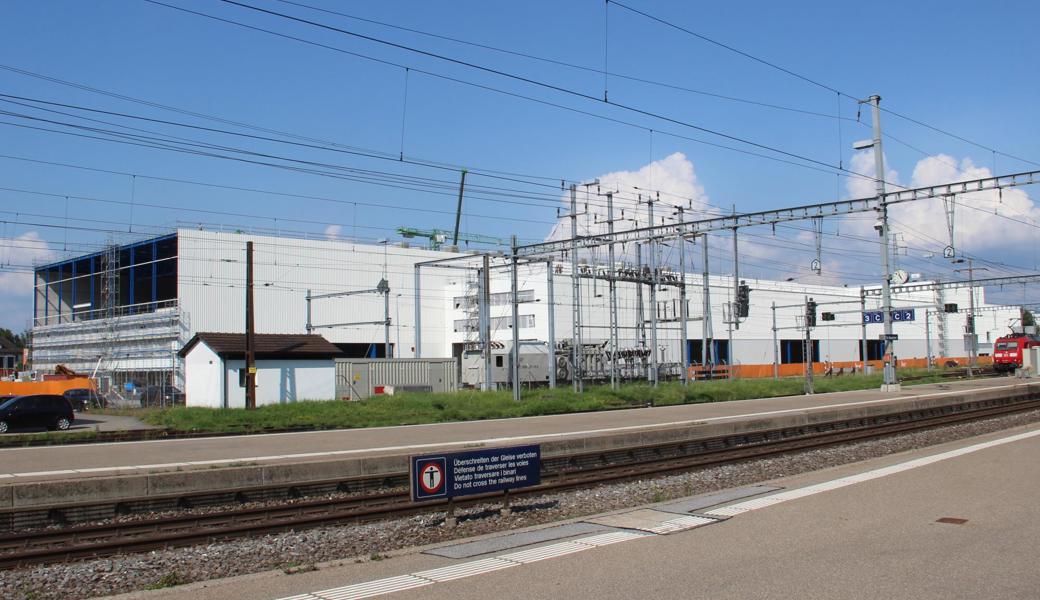 So sehen die Hallen vom Bahnhof her aus.
