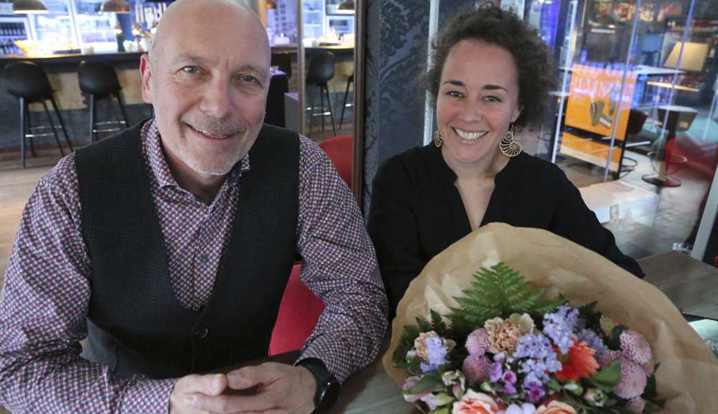 Blumen für Karin Hasler: Die Präsidentin der SP Rheintal und Remo Maurer, Altstätter Schulratspräsident, wurden deutlich als die zwei SP Kantonsratvertretende aus dem Rheintal wiedergewählt.