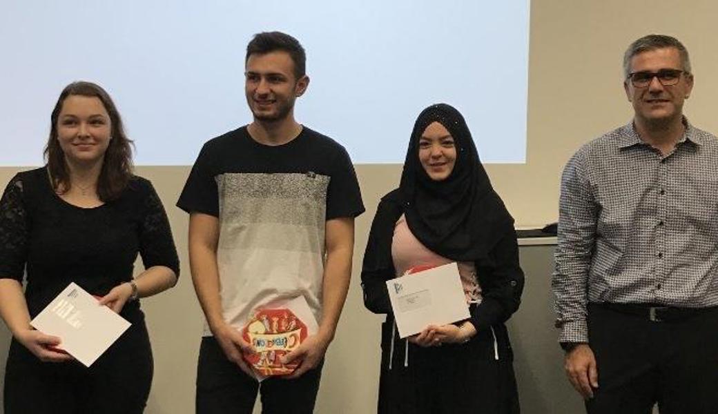 Giulia Lombardo, Ardit Bajrami (SwissOptic AG, Heerbrugg), Sada Mavmudoska (Zünd precision optics AG, Diepoldsau) und Carlos Asensio (Präsident Berufsverband Feinoptiker), von links.