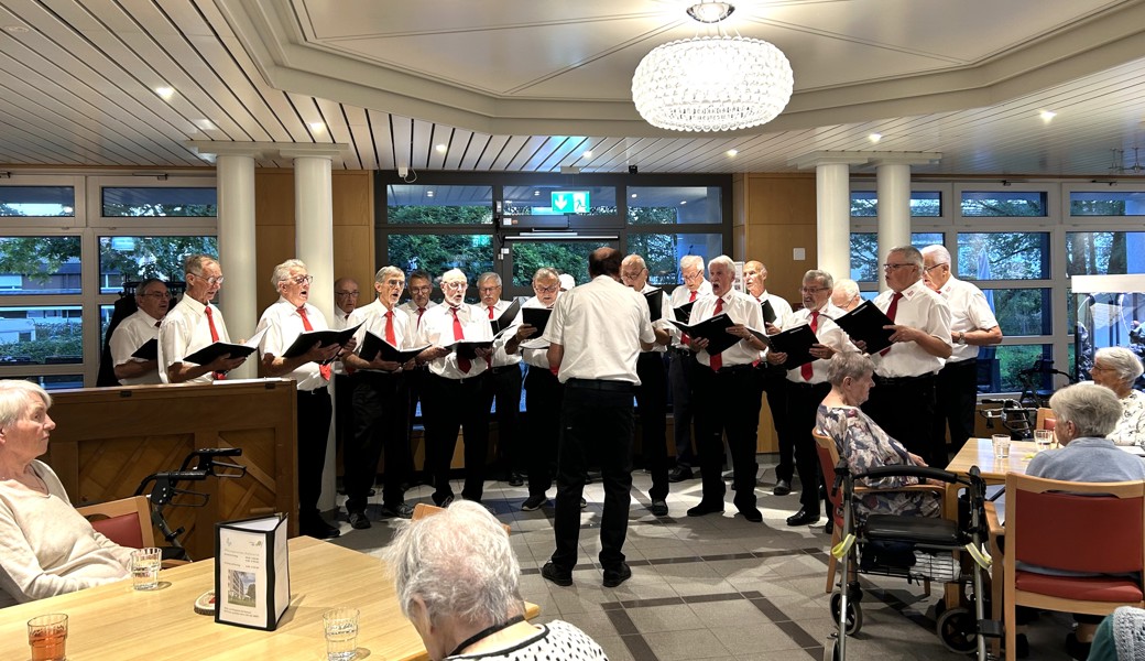 Der Leica-Chor sang sich in die Herzen der Pensionärs-Familie im Auer Alters- und Pflegeheim Hof Haslach.