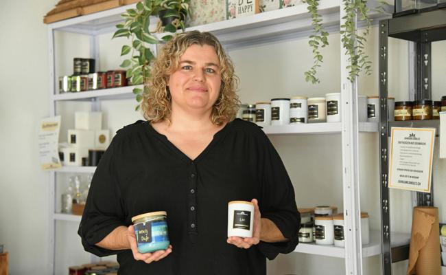 Kerzenproduzentin stellt Duftmomente aus Sojawachs her