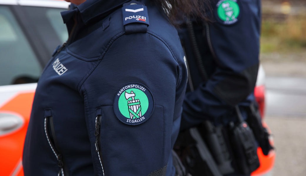Im Spital wurden zwei Polizisten vom 17-jährigen Verletzten bespuckt.