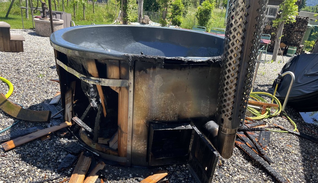 Das Badefass stand in Flammen, weil der Ofen in Brand geraten war.