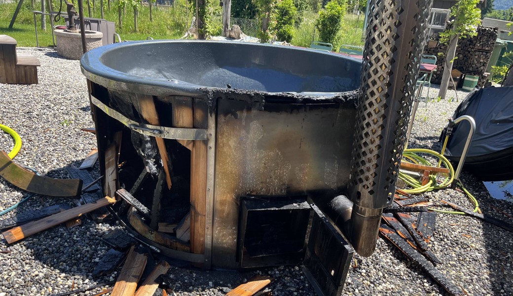 Das Badefass stand in Flammen, weil der Ofen in Brand geraten war.
