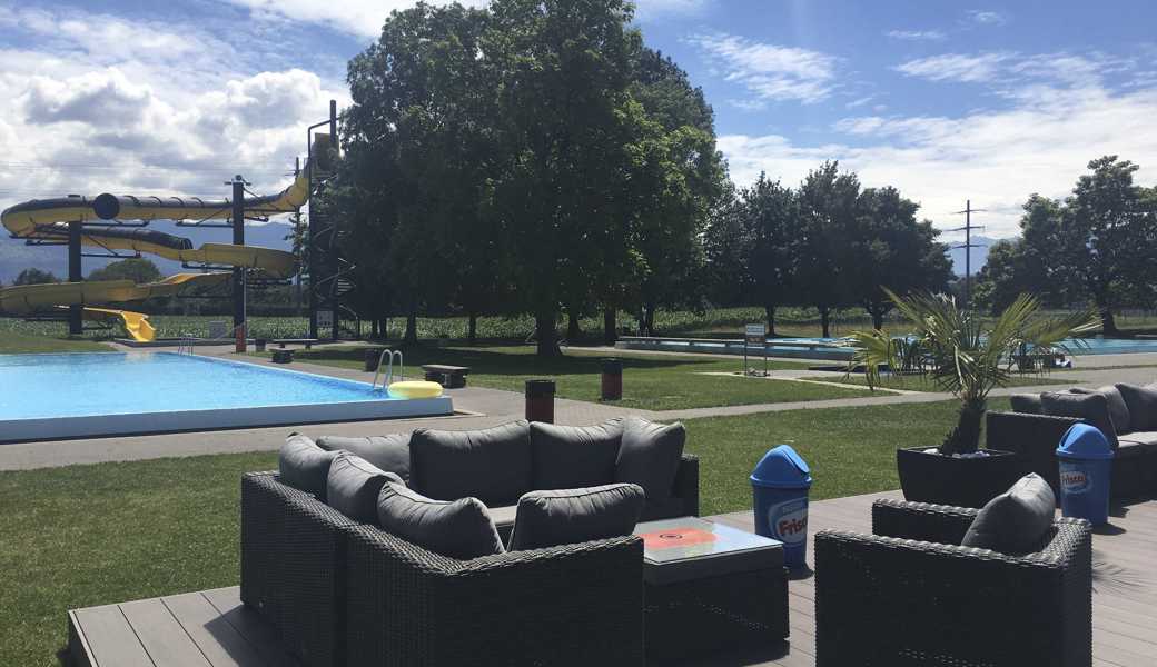 Im Oberrieter Freibad Bildstöckli lädt eine Lounge zum Verweilen ein.