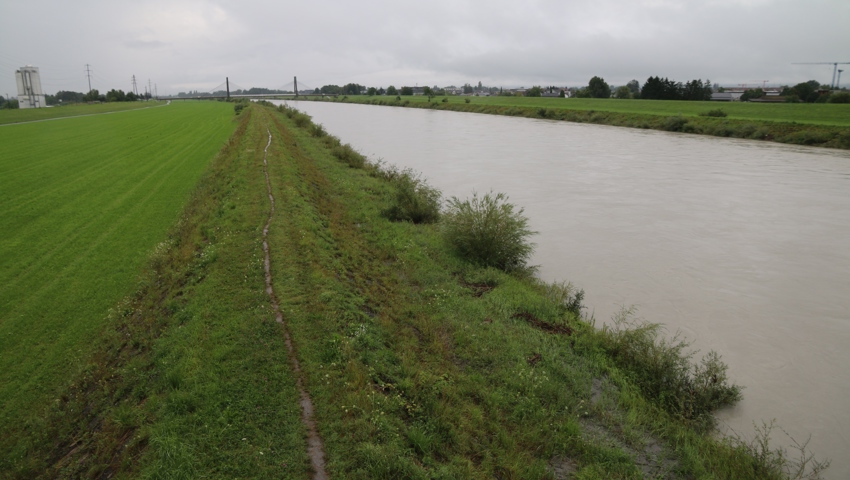 Der starke Regen setzt Felder unter Wasser und lässt Flüsse anschwellen Der starke Regen setzt Felder unter Wasser und lässt Flüsse anschwellen