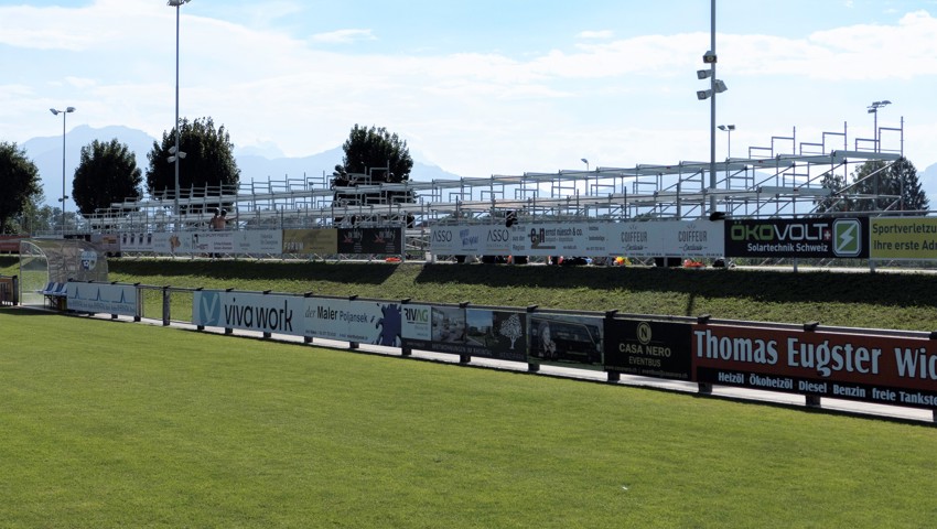 Auf dem Damm zwischen Haupt- und Nebenplatz entstand eine Sitztribüne für 1164 Fans. Auf dem Damm zwischen Haupt- und Nebenplatz entstand eine Sitztribüne für 1164 Fans.