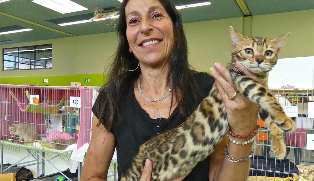 Die extravagante schwarz getupfte Bengalkatze «Eslila» mit ihrem Frauchen Charlotte Bürgler.