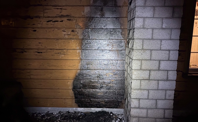 Wegen entsorgter Asche: Hoher Sachschaden nach Container- und Hausfassadenbrand