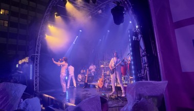 Loco-Fans tanzen im Regen bei «Sommer im Park»