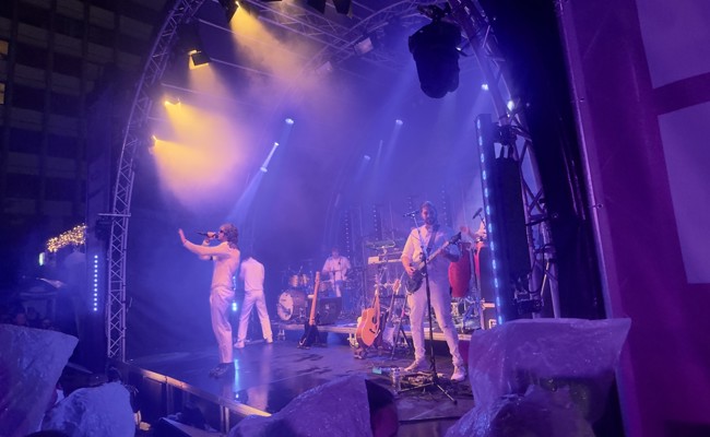 Loco-Fans tanzen im Regen bei «Sommer im Park»