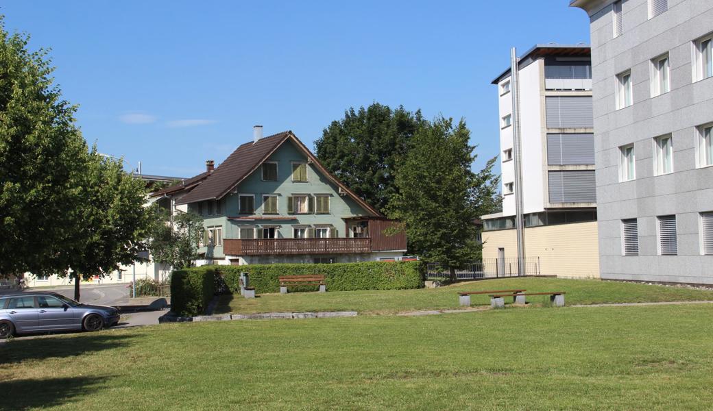 Hinterm Gemeindehaus bzw. neben dem Feuerwehrdepot liegt das ältere Mehrfamilienhaus (grüne Fassade), das die Gemeinde schon vor einem Jahrzehnt gekauft hat.  Hinterm Gemeindehaus bzw. neben dem Feuerwehrdepot liegt das ältere Mehrfamilienhaus (grüne Fassade), das die Gemeinde schon vor einem Jahrzehnt gekauft hat.