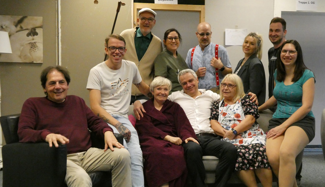 Stehen dieses Jahr auf der Bühne (v. l.) Regisseur Andreas Neusser, Marco Frischknecht, Peter Steuble Anita Durot, Julia Rohner, Roger Frischknecht, Gianni Ceraolo, Susi Miara, Paulina Dudek-Winarska, Elais Jakatics und Joanne Blatter.