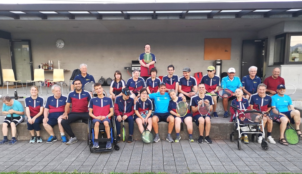 Mitglieder PluSport Rheintal mit den freiwilligen Helfer vom TC Oberriet