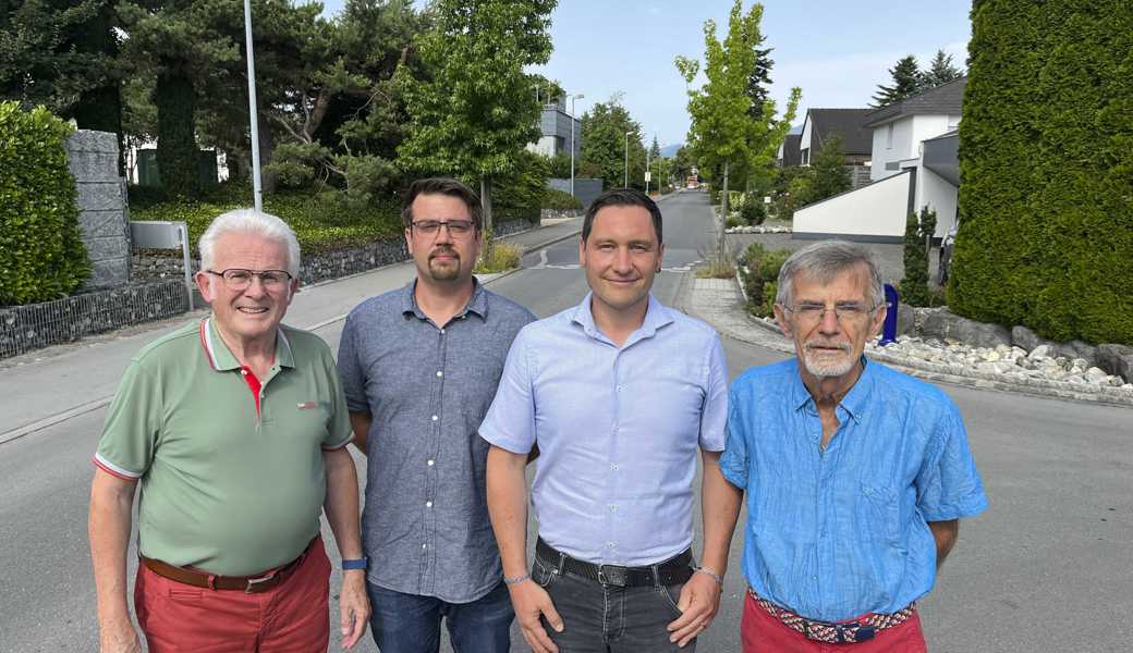 Vier der fünf IG-Mitglieder (von links): Urs Buschor, Tim Mayer, Neil Sieber und Niklaus Kehl. Sie finden, die täglich 2000 Fahrzeuge auf der schmalen Zinggenstrasse seien ebenso zu viel wie die bis zu hundert Lastwagen pro Tag. 