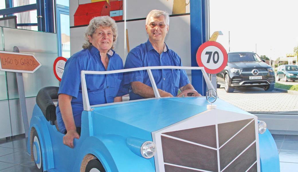 Klara und Bruno Bischofberger haben dem Oldtimer Elmar, dessen Karosserie aus Karton besteht, für mindestens einen Monat eine neue Heimat in ihrem Heerbrugger Showroom gegeben. Hier hat Elmar den Sonnenplatz am Fenster.