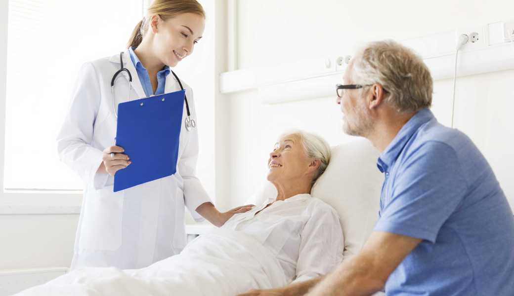 Die Patientin ist trotz Beschwerlichkeiten zufrieden.