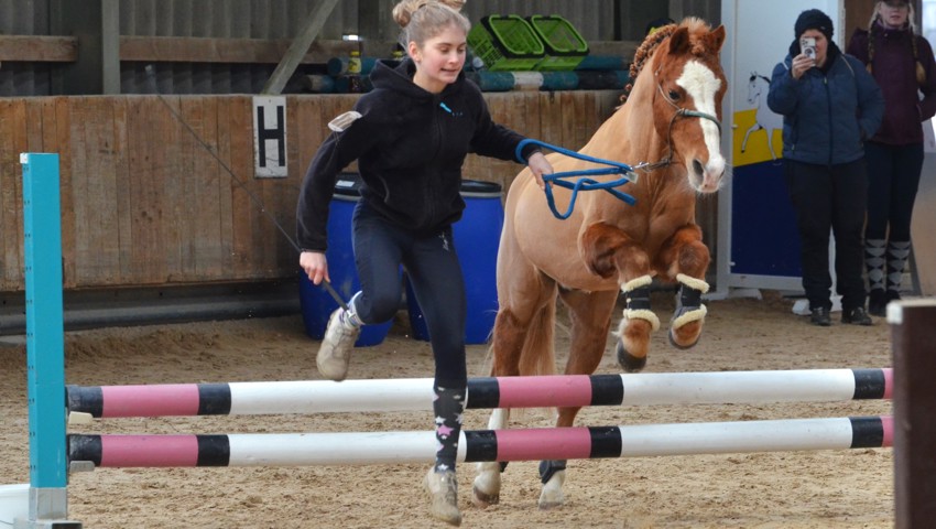 In der Kategorie Jump &amp; Run waren Sina Fässler aus Rüthi und ihr Pony Maxel die Schnellsten.