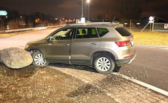 Fahrunfähig am Steuer: Junge Frau verunfallt im «Loki-Kreisel» - der Ausweis ist weg