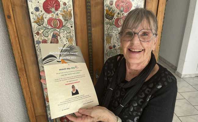76-Jährige erhält Auszeichnung für Autobiografie - Sohn fand Award zuerst dubios