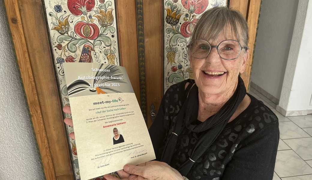 Annemarie Isemann vor ihrem selbst bemalten Schrank. Die Urkunde hat sie an der Uni Zürich für ihre prämierte Autobiographie entgegennehmen dürfen. 