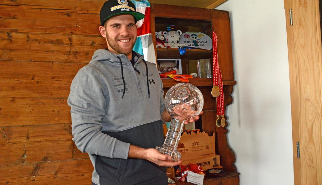 Marc Bischofberger, Skicrosser, Olympia-Silbermedaillengewinner 2018 und Weltcupgewinner vor seiner Trophäensammlung in Marbach.