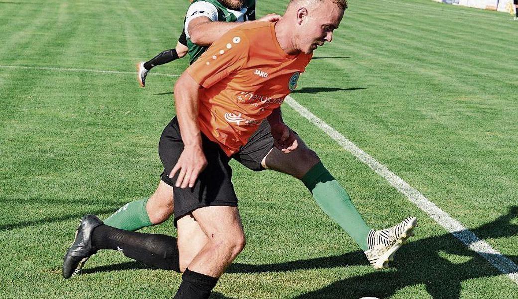 Das Bild täuscht: Diepoldsaus Willy Durot behauptet den Ball gegen Rebsteins Philip Baumgartner, die Punkte gingen aber an den FCR.