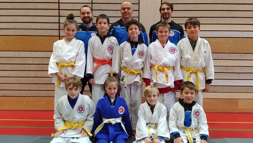 Hinten (v.l.:) Andreas Kamber, Daniel Federer, Sascha Walker. Mitte (v.l.): Hiranur Demirsoy, Fabio Nägeli, Jed Belazi, Fabian Sonderegger, Lien Giovanon. Vorne (v.l.): Liam Hartmann, Samara Walker, Keanu Hartmann, Luca Zuberbühler.