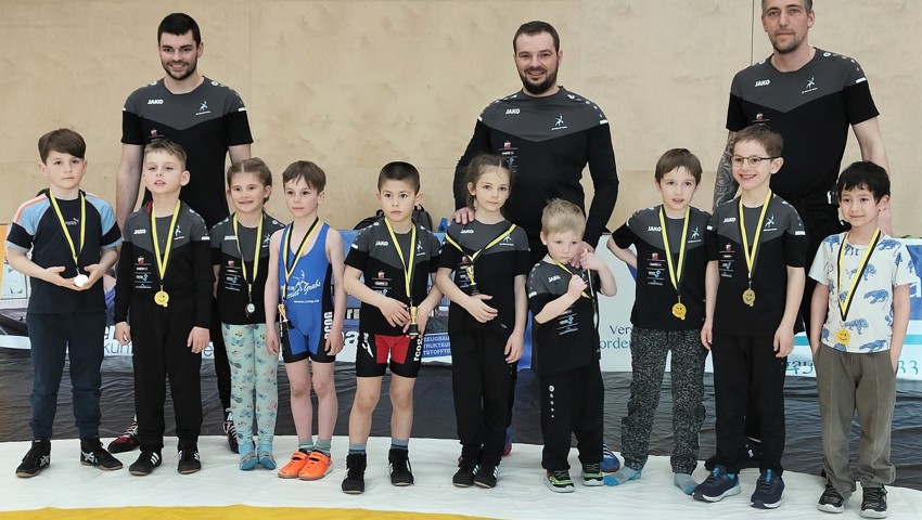 Die KiRis mit den Trainern Patrick Schmid, Angelo Loher und Marin Klaric (von links). Die KiRis mit den Trainern Patrick Schmid, Angelo Loher und Marin Klaric (von links).