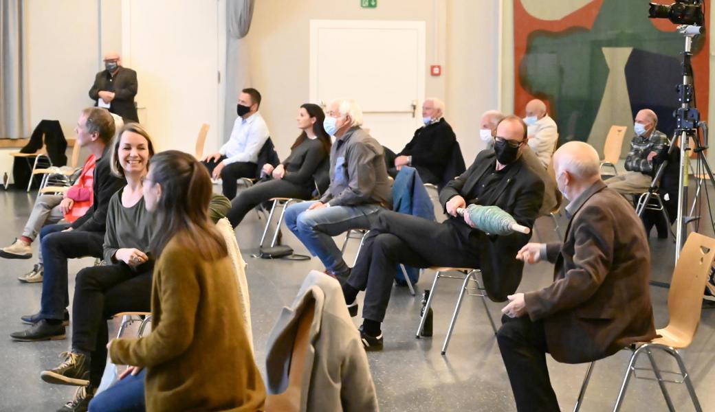 Die Fadenspule, die durchs Publikum gereicht wurde, sollte ein wenig von dem vermitteln, was die Kunstaktion bewirken soll.