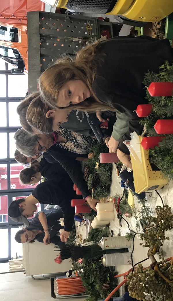 Die Ministranten beim Herstellen der Adventskränze und -gestecke.