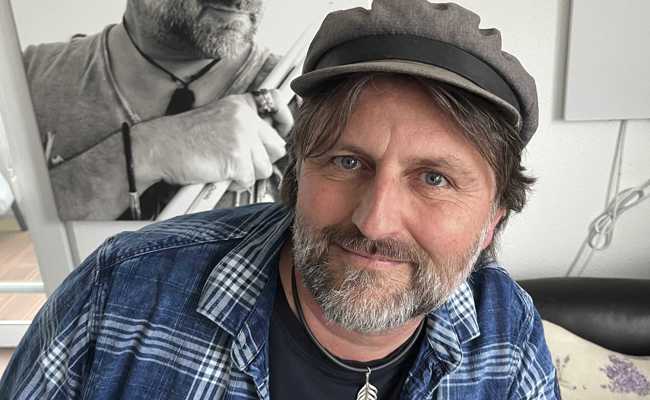 Werner Auer eifert Emil nach und will als Alleinunterhalter auf die Bühne