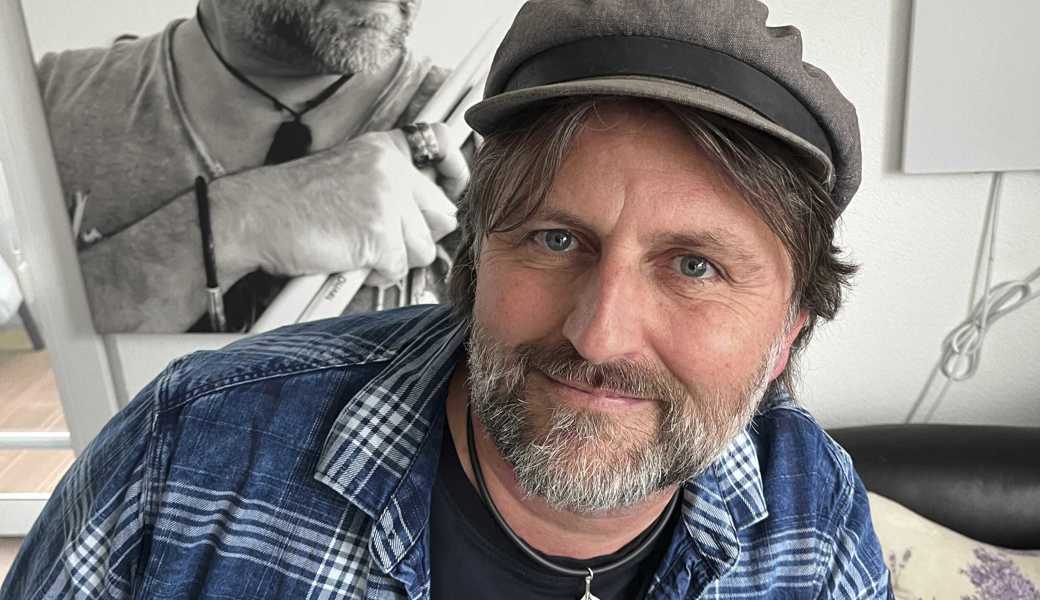 Werner Auer vor einem fotografischen Selbstporträt in seiner Widnauer Wohnung. Der vielseitig Interessierte sprüht vor Erzählfreude. 