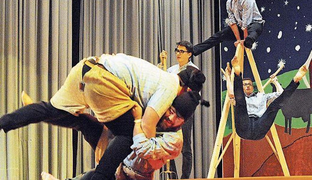 Rustikale Darbietung: Montlinger Turner als Schwinger und Heinzenbezwinger.