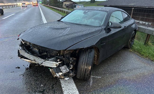 Totalschaden auf der A13: 21-Jähriger verlor die Kontrolle über sein Auto