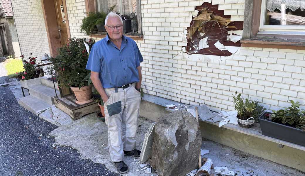 Jakob Leutenegger war mit der Gattin im Garten, als plötzlich ein grosser Felsbrocken aufs Haus zurollte und nach insgesamt vier Flugetappen wuchtig gegen die Fassade prallte. Unter einem abgestorbenen Baumstumpf im Wald hatte sich eine Platte gelöst, die am Fuss des Felsens den grossen Stein freisetzte.