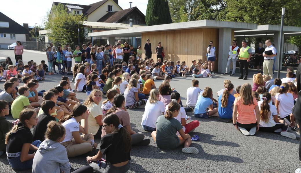 Trotz Alarmhupe blieb der Puls der Schüler ruhig. Sie machten bei der Übung vorbildlich mit. Manch ein Kind hätte sich sogar etwas mehr Action gewünscht.  