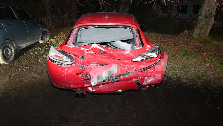 Auch der Fahrer dieses Autos war betrunken. Auch der Fahrer dieses Autos war betrunken.