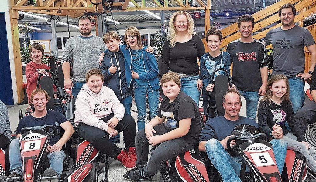 Auf der Kartbahn in Nendeln kämpften knapp 20 Mitglieder um jeden Meter. 