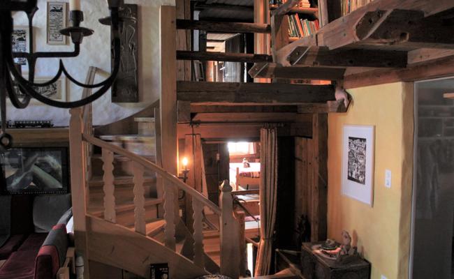 Ein Haus mit vielen Schnitzereien