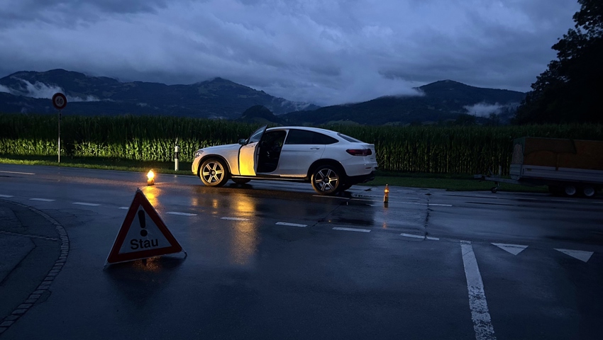 Die Täter kamen in gestohlenen Autos und nahmen mehrere Waffen mit