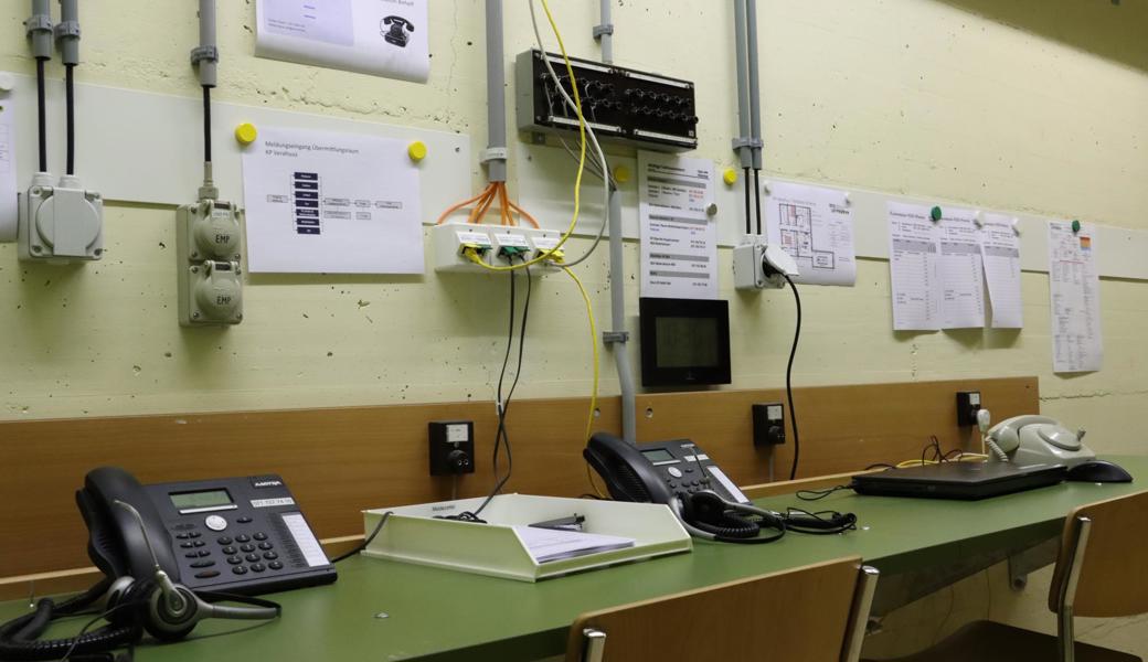 Rechts zu sehen: Das Schleusentelefon. Dieses ist mit einem Hörer am Eingang des Kommandopostens verbunden. Wer rein will, kann damit um Einlass bitten – auch ohne Internetverbindung. 