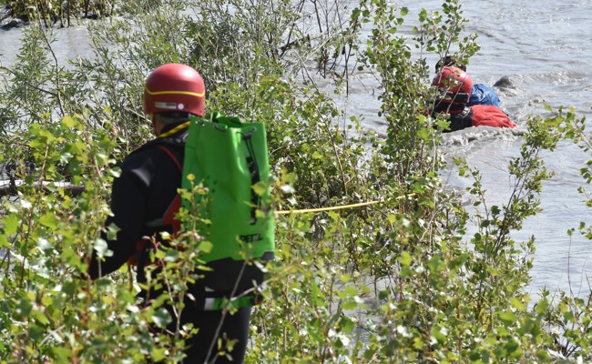 Spektakulär: Einsatzkräfte der Fliesswasserrettungs-Organisationen trainieren Schlauchbootunfall