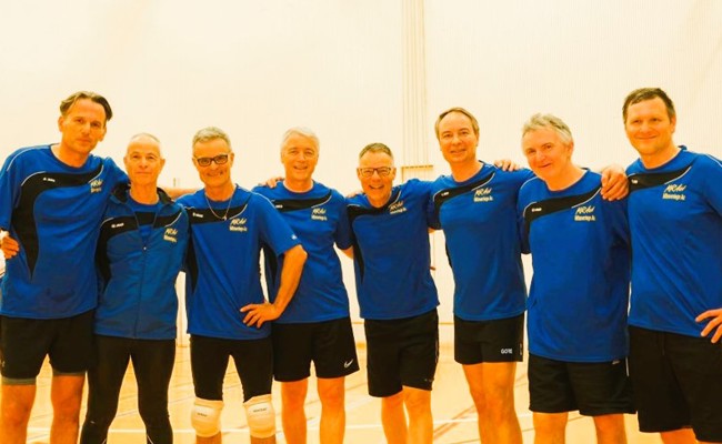 Die Oberegger Männerriege lässt die Rheintaler am Salami-Volleyballturnier hinter sich