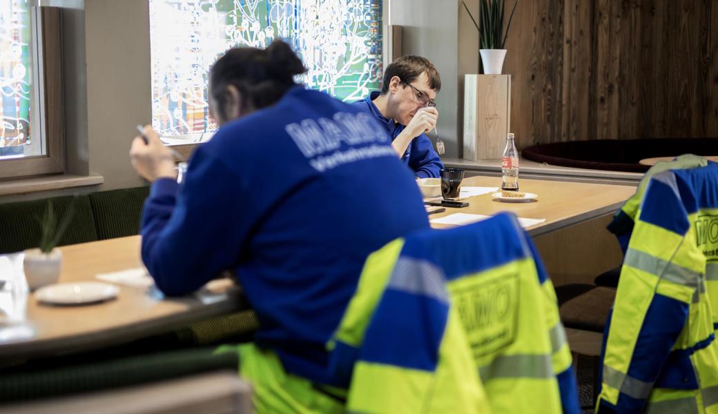 Es wird nicht dazu kommen, dass sich Bauarbeiter ohne Zertifikat in der kalten Jahreszeit an private 
Tische setzen und dort ihr Mittagessen einnehmen. Eine Altstätterin, die diese Idee in den sozialen Medien verbreitete, musste zurückbuchstabieren.