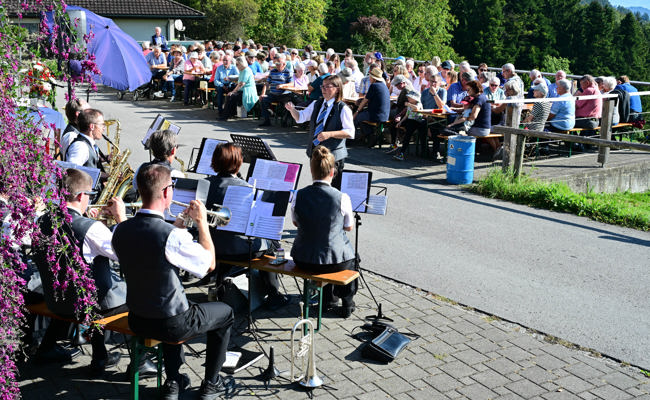 Feldgottesdienst im strahlenden Sonnenschein 
